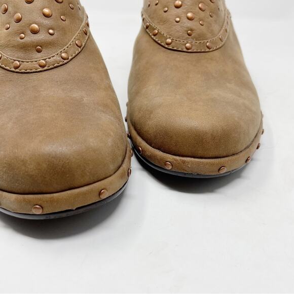 Sofft Tan Suede Nubuck leather copper stud heeled clogs mules neutral womens 9.5 - Picture 4 of 11